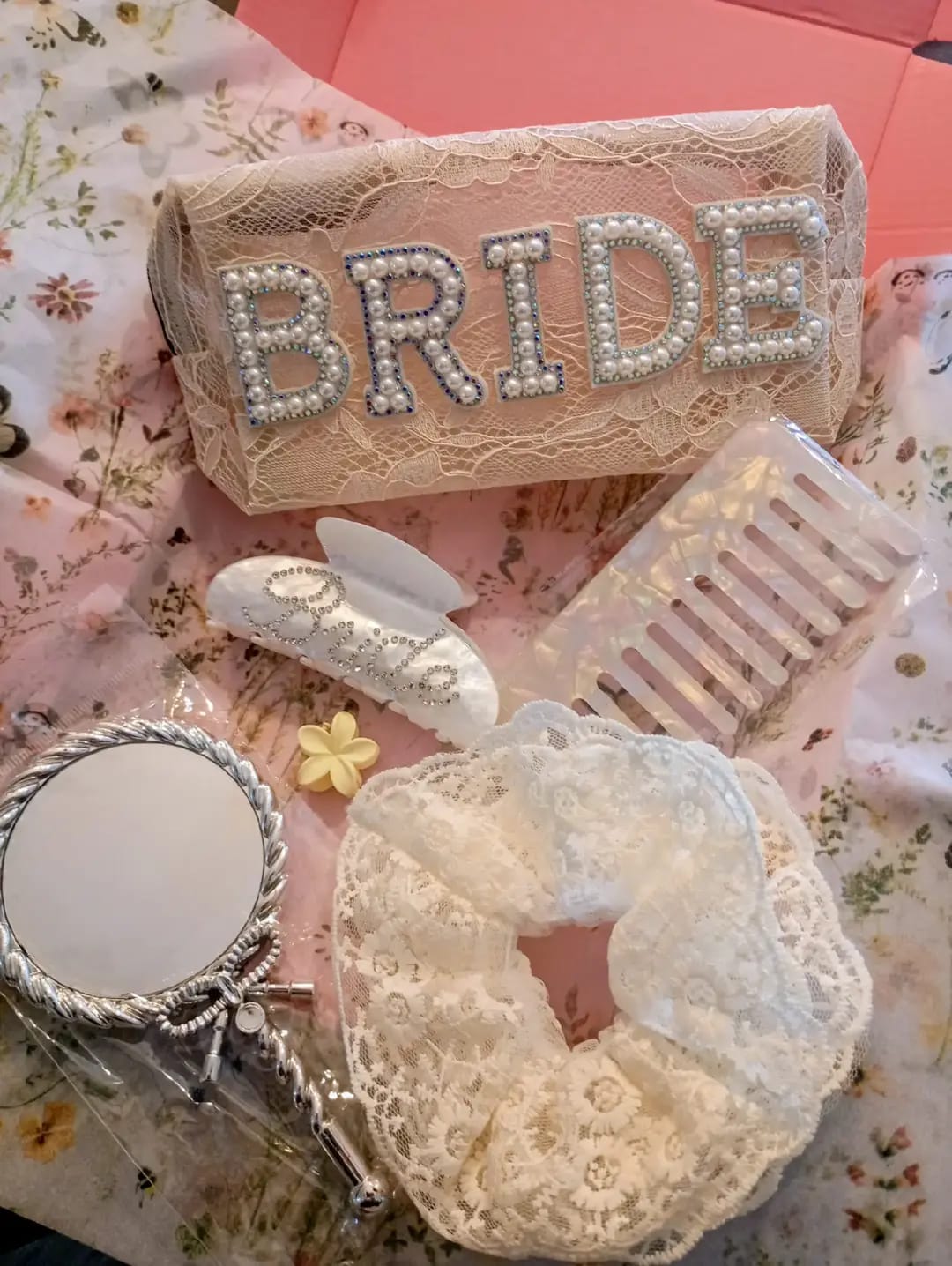 Kit Accessori Sposa – Pochette in Pizzo con Perle e Set Beauty