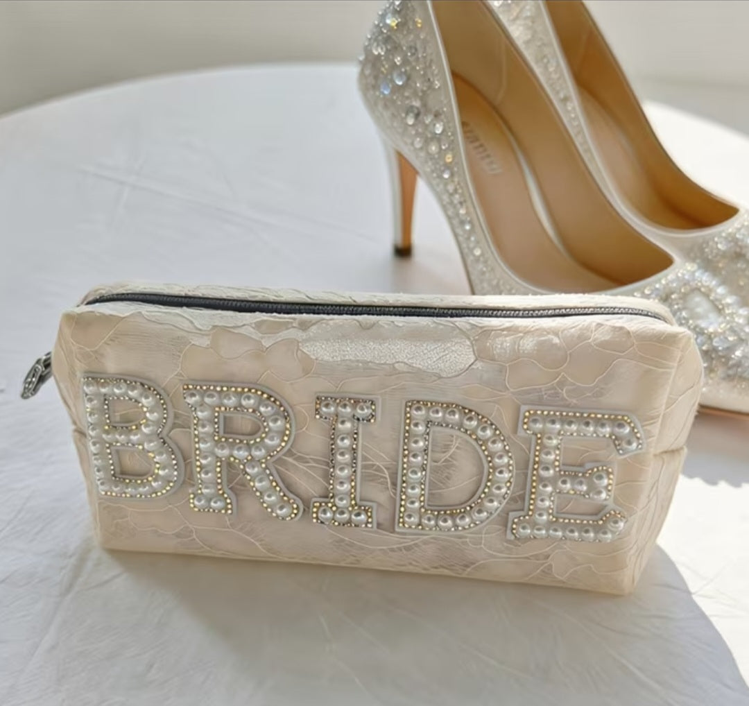 Kit Accessori Sposa – Pochette in Pizzo con Perle e Set Beauty